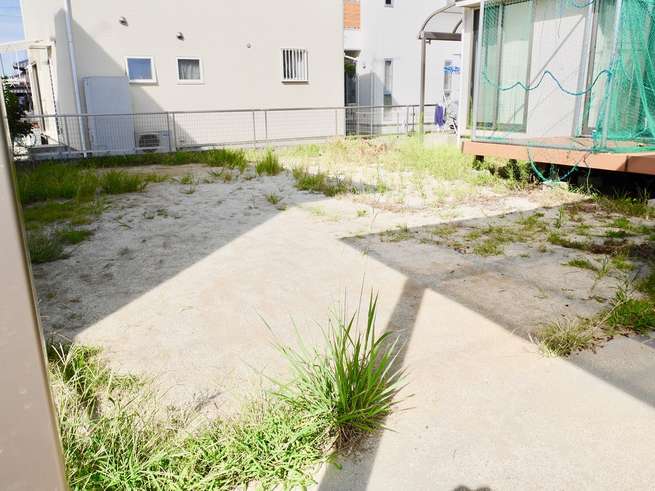 雑草で荒れてしまったお庭