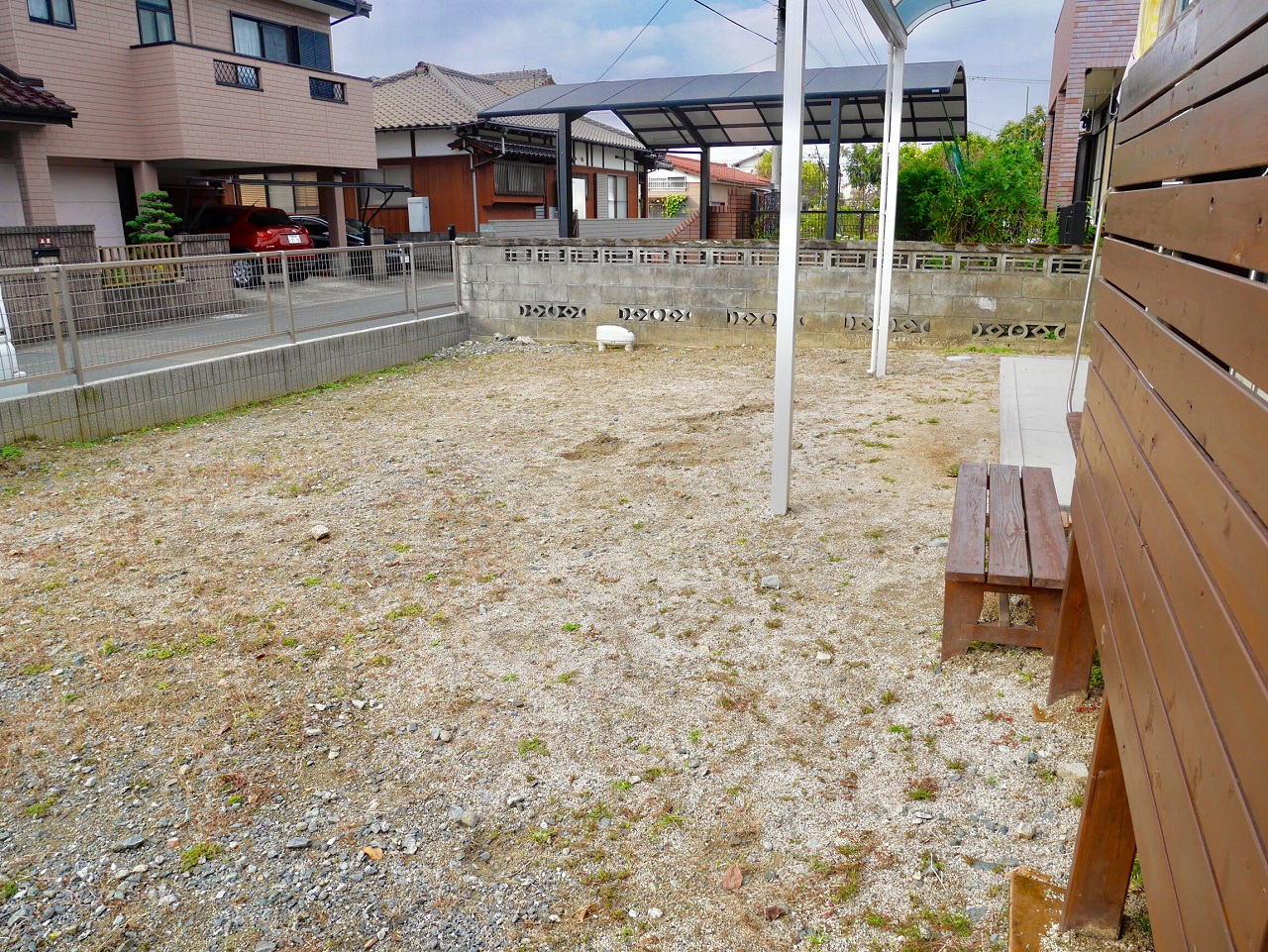 大きな石が転がる手付かずのお庭