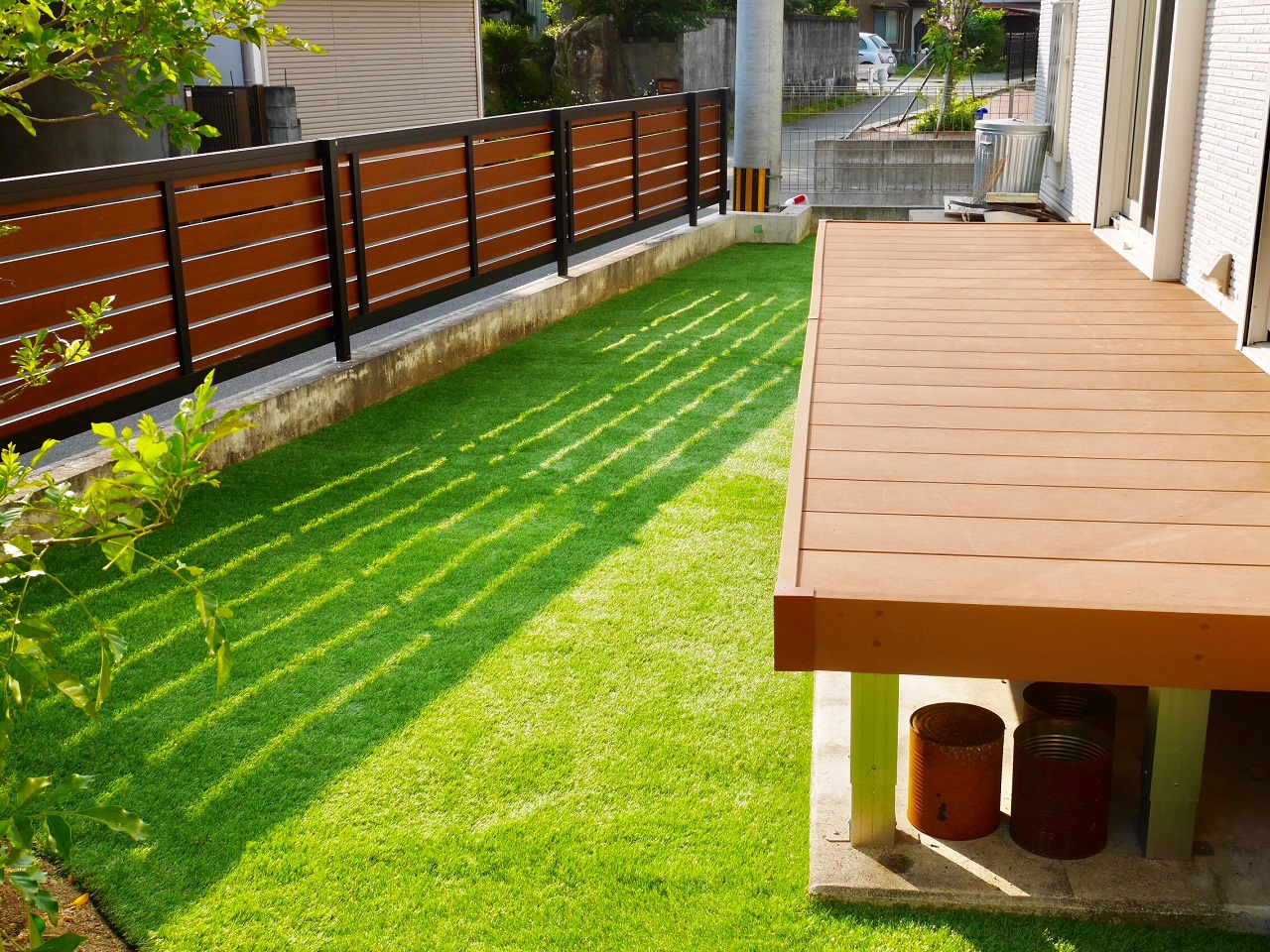 年中綺麗な景観を保つ人工芝のお庭