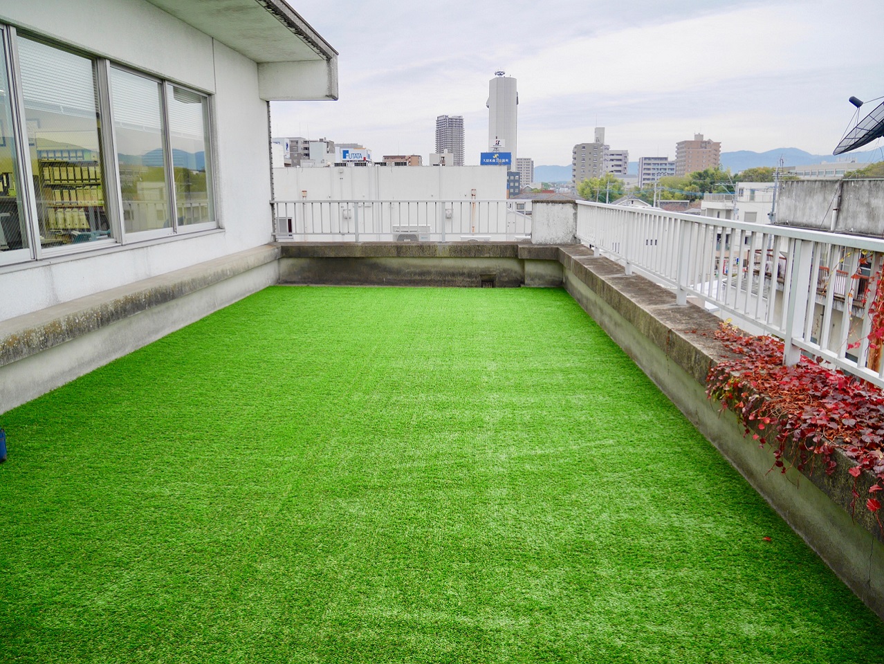 オフィスビルの屋上緑化
