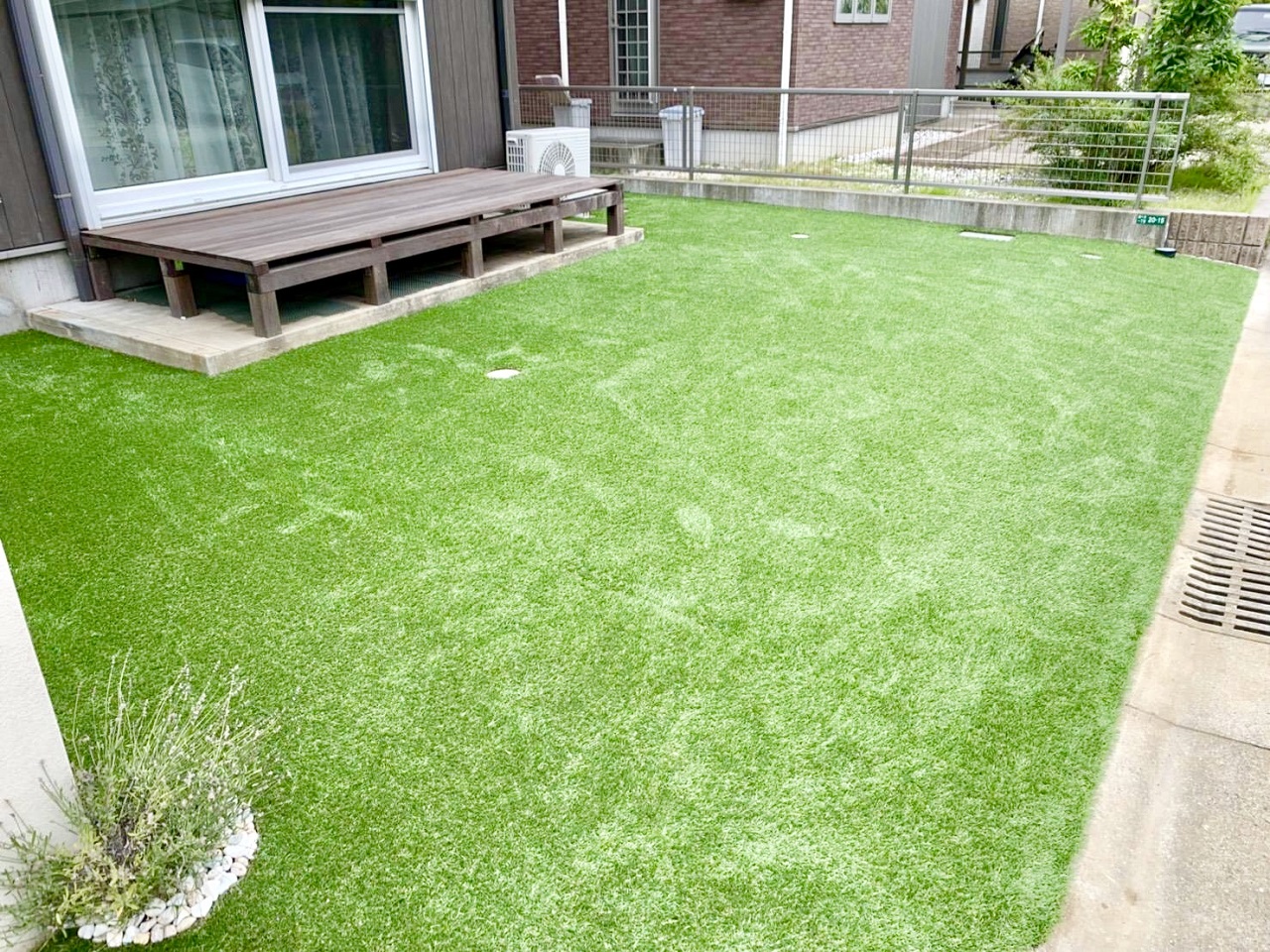 人工芝のお庭で綺麗が続きます
