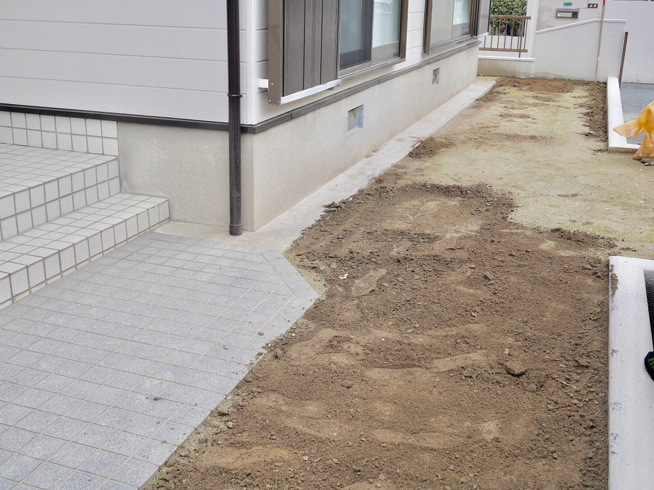 雨が降ると泥だらけになってしまうアプローチ