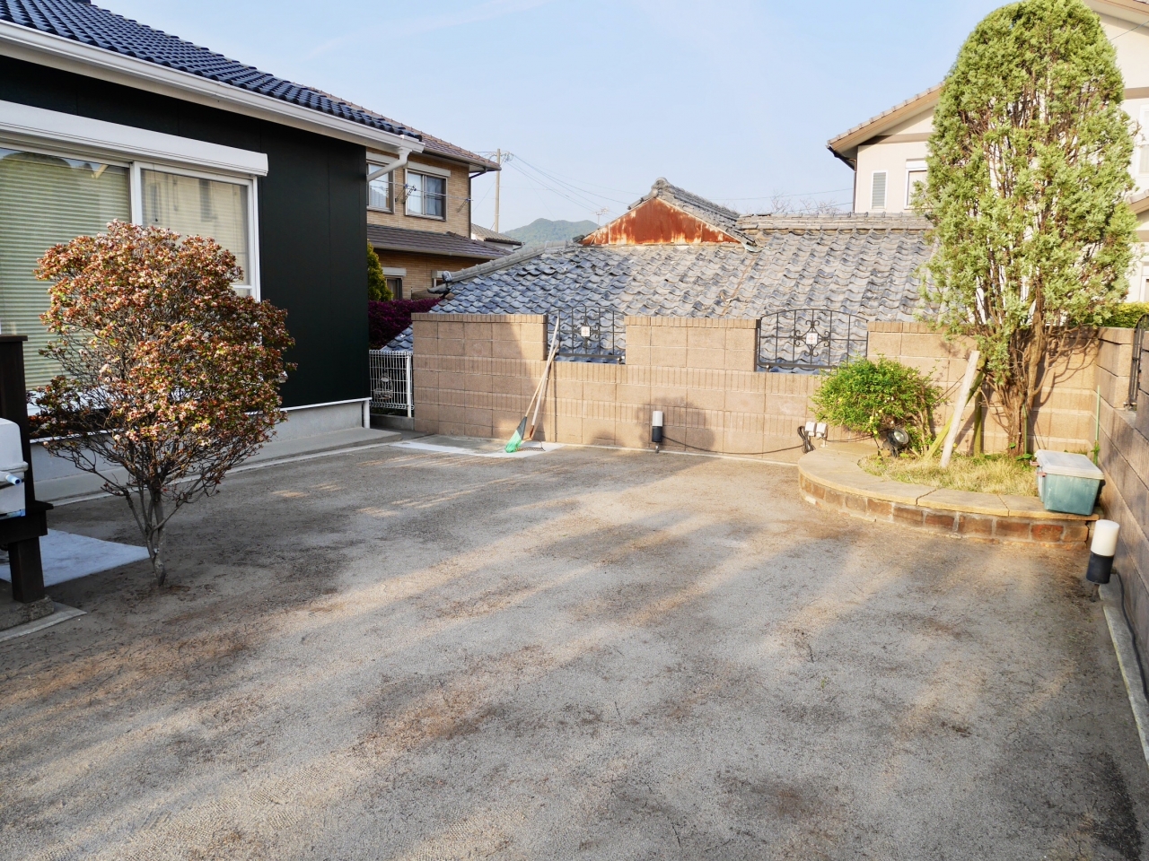 天然芝が剥がされた土がむき出しのお庭