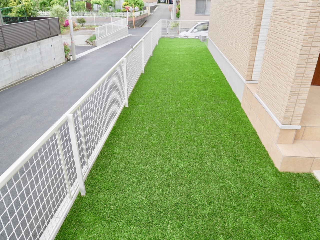 明るい印象にお家を変える人工芝景観