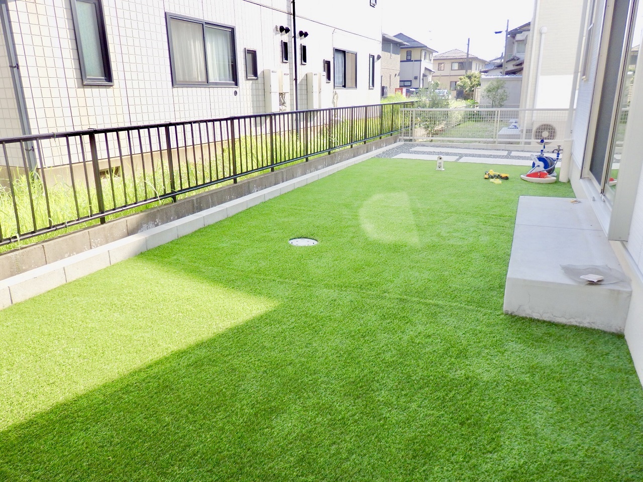 一年中綺麗が保てる人工芝のお庭