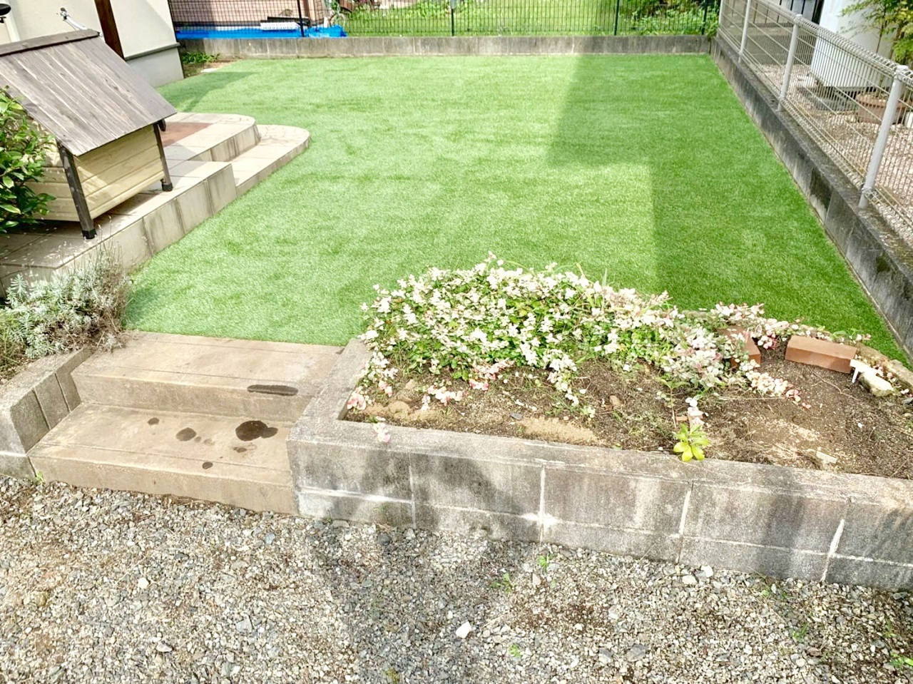 防草対策も叶う景観の良い人工芝のお庭