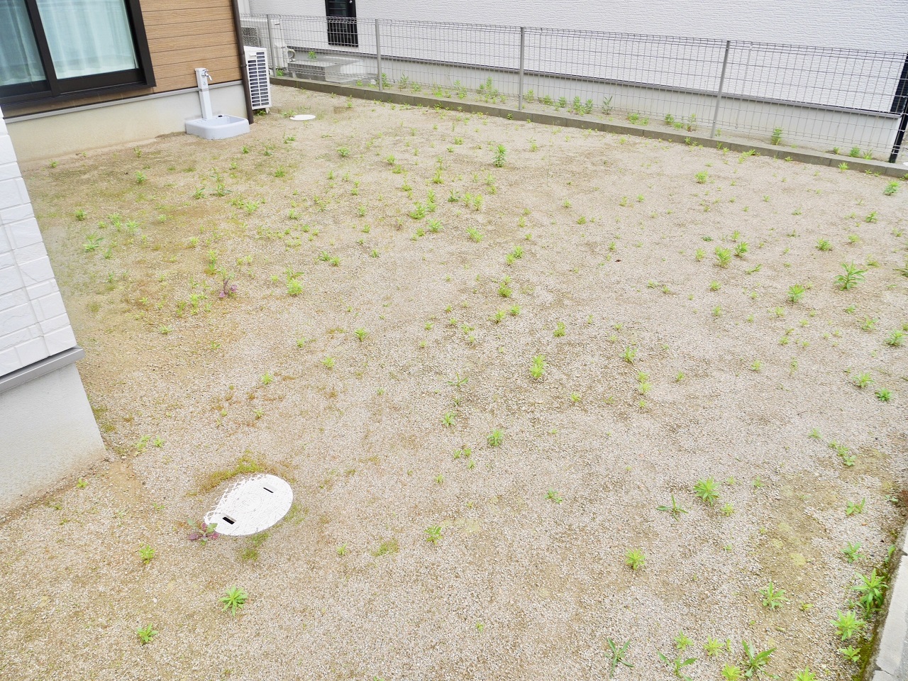 新築引き渡し時のまま放置してしまったお庭
