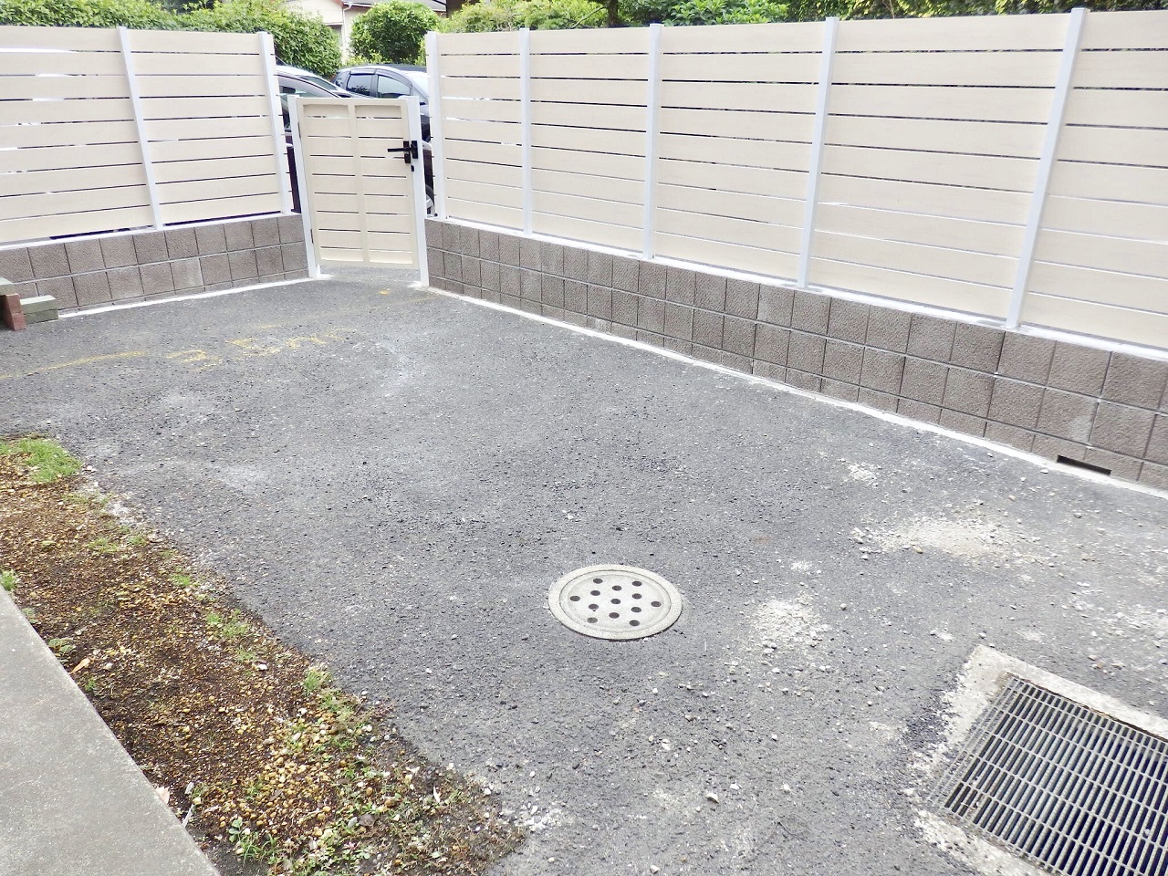アスファルトがむき出しのお庭