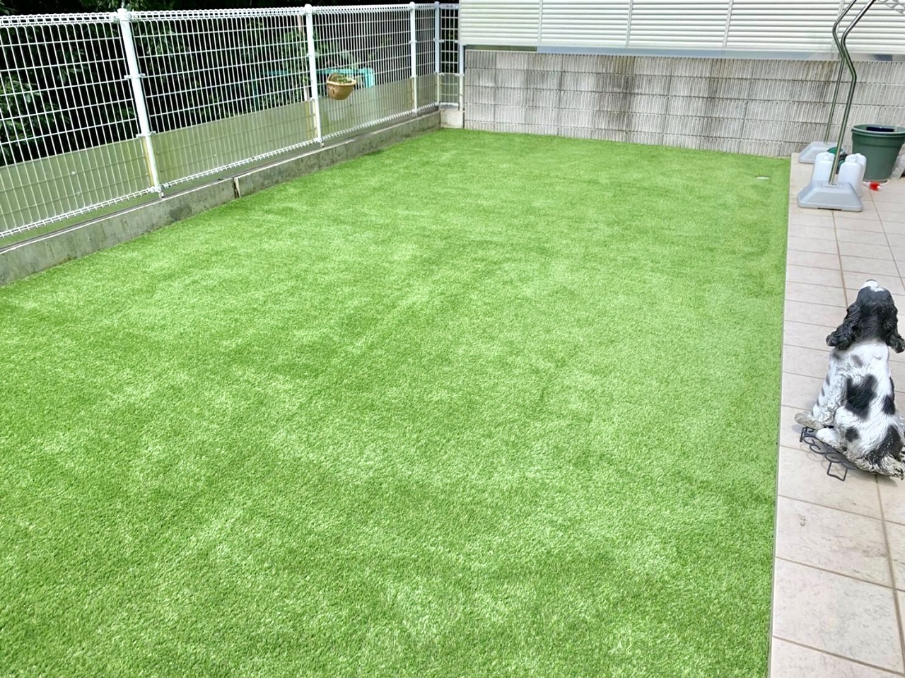 お洒落な人工芝のマンション専用庭