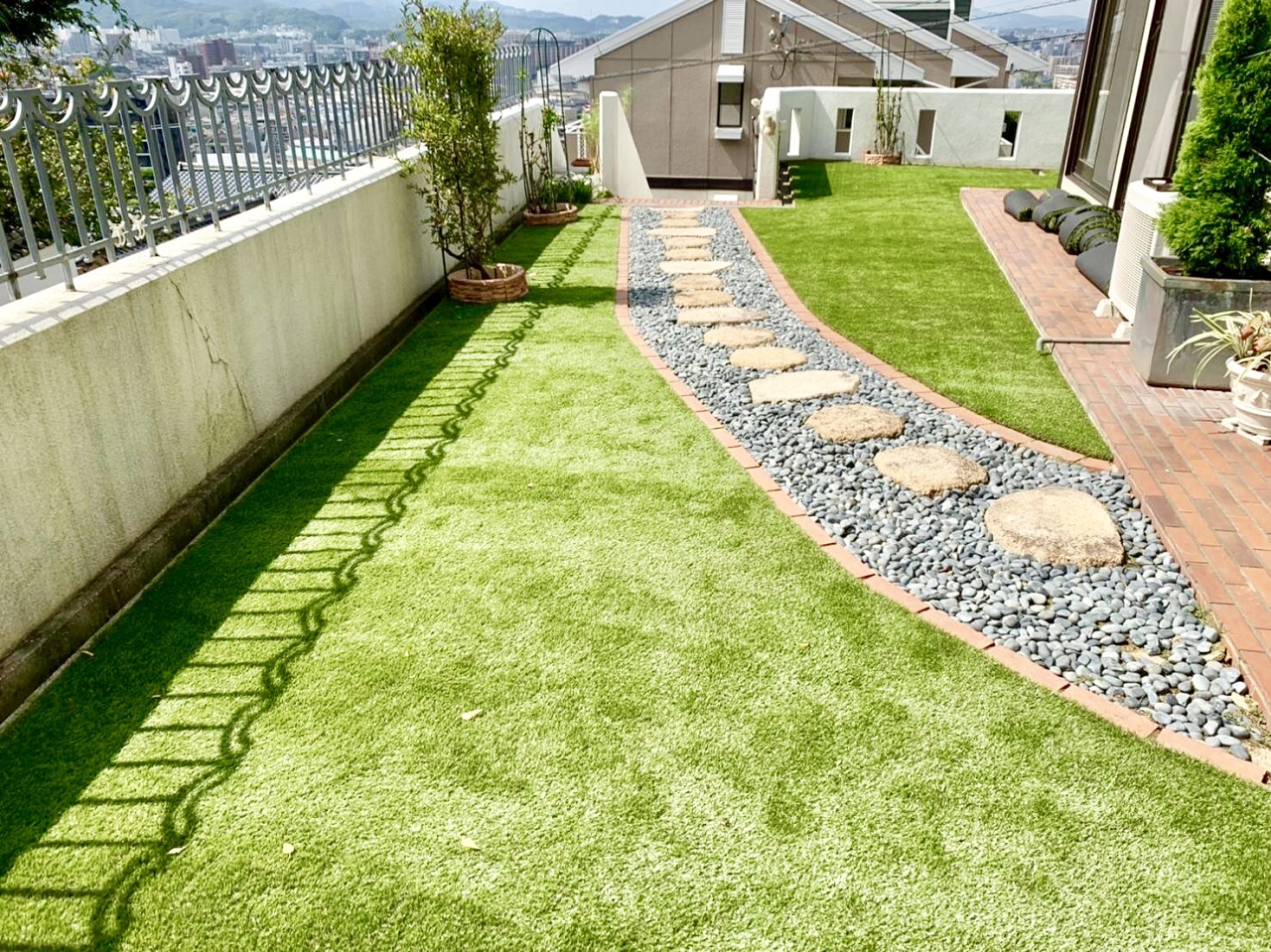 お洒落なアプローチが映える人工芝のお庭