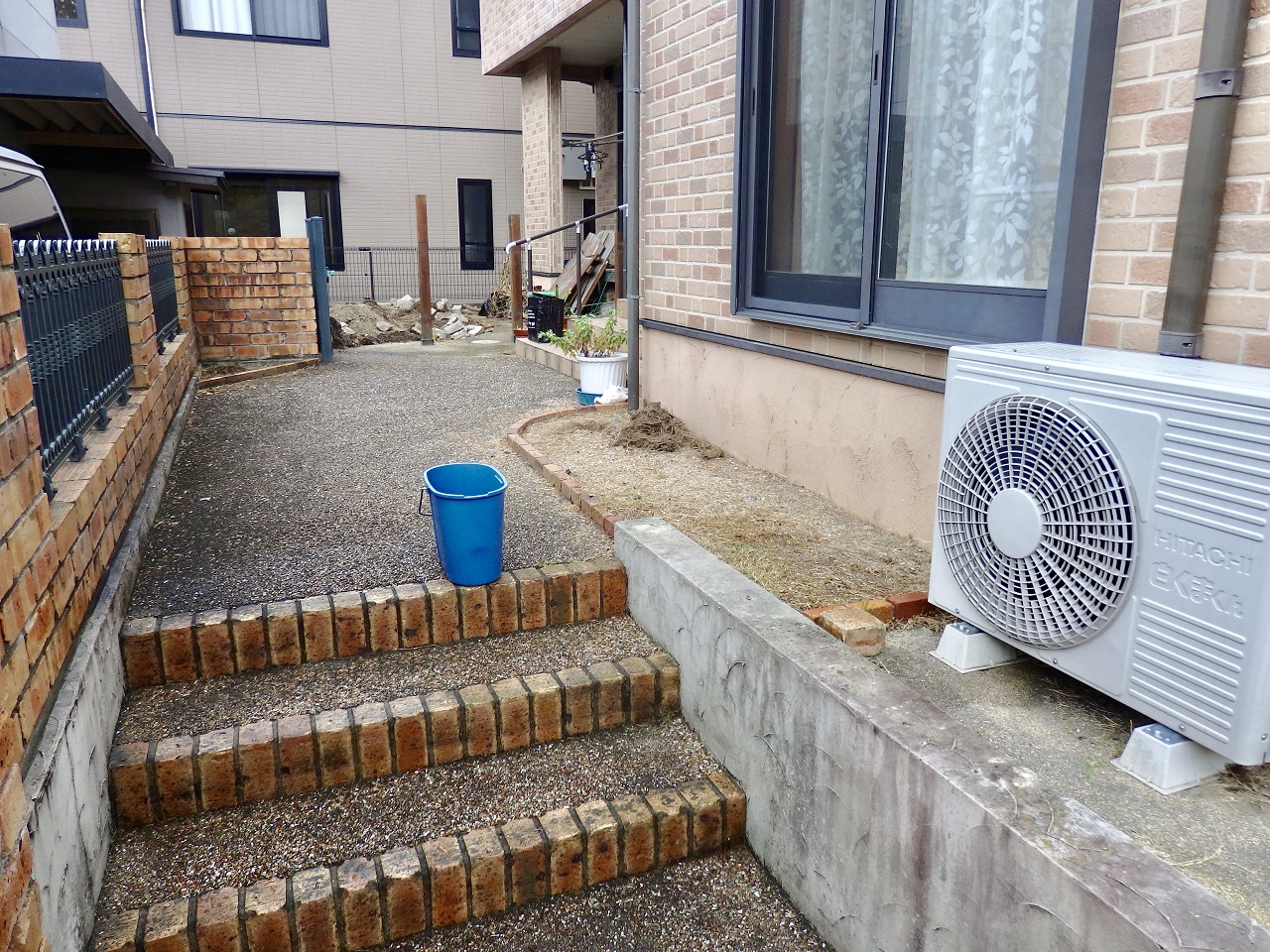 花壇が点在したお家前面