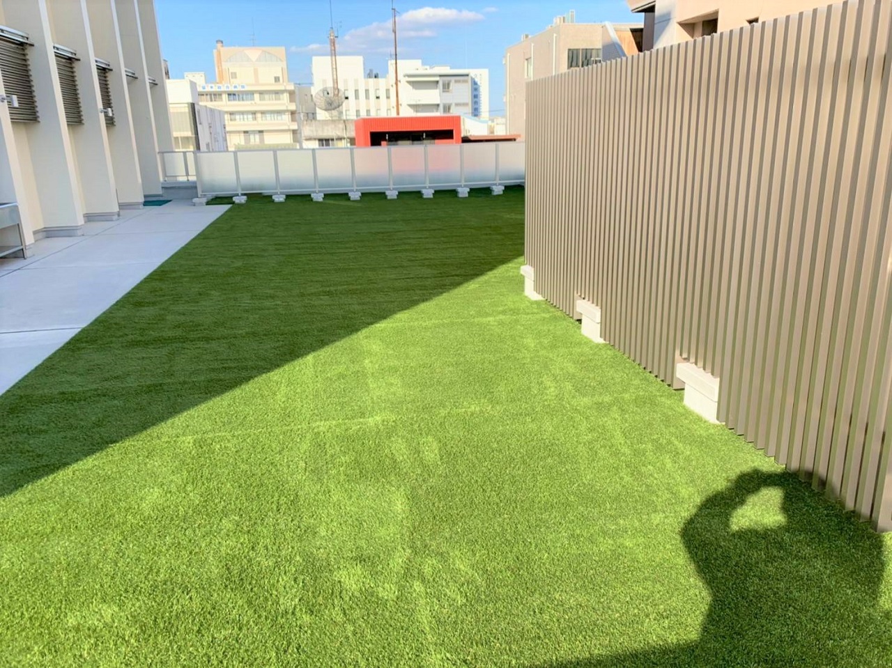 人工芝がお洒落なオフィスビル屋上庭園