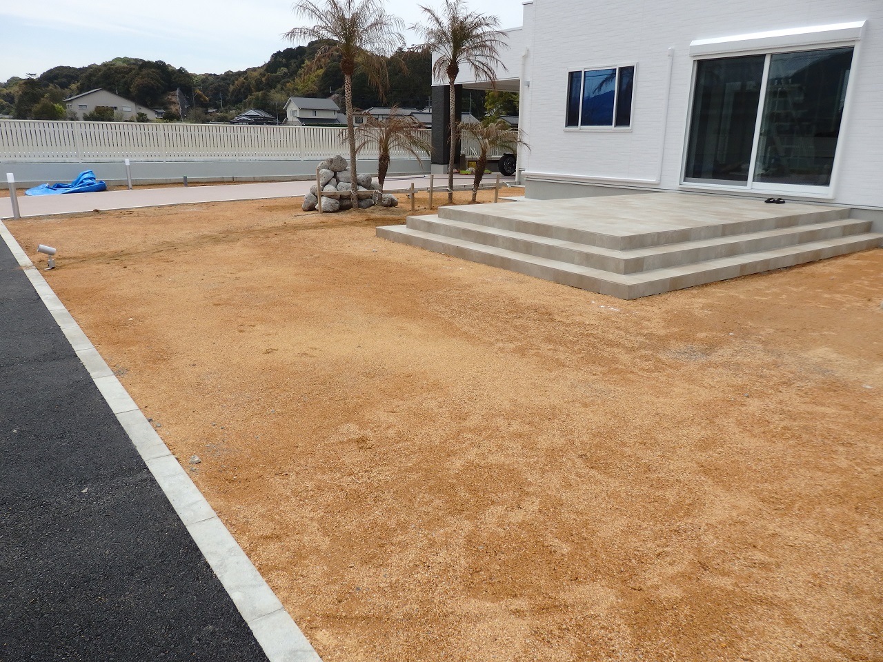 ヤシの木が映えるお洒落なお家