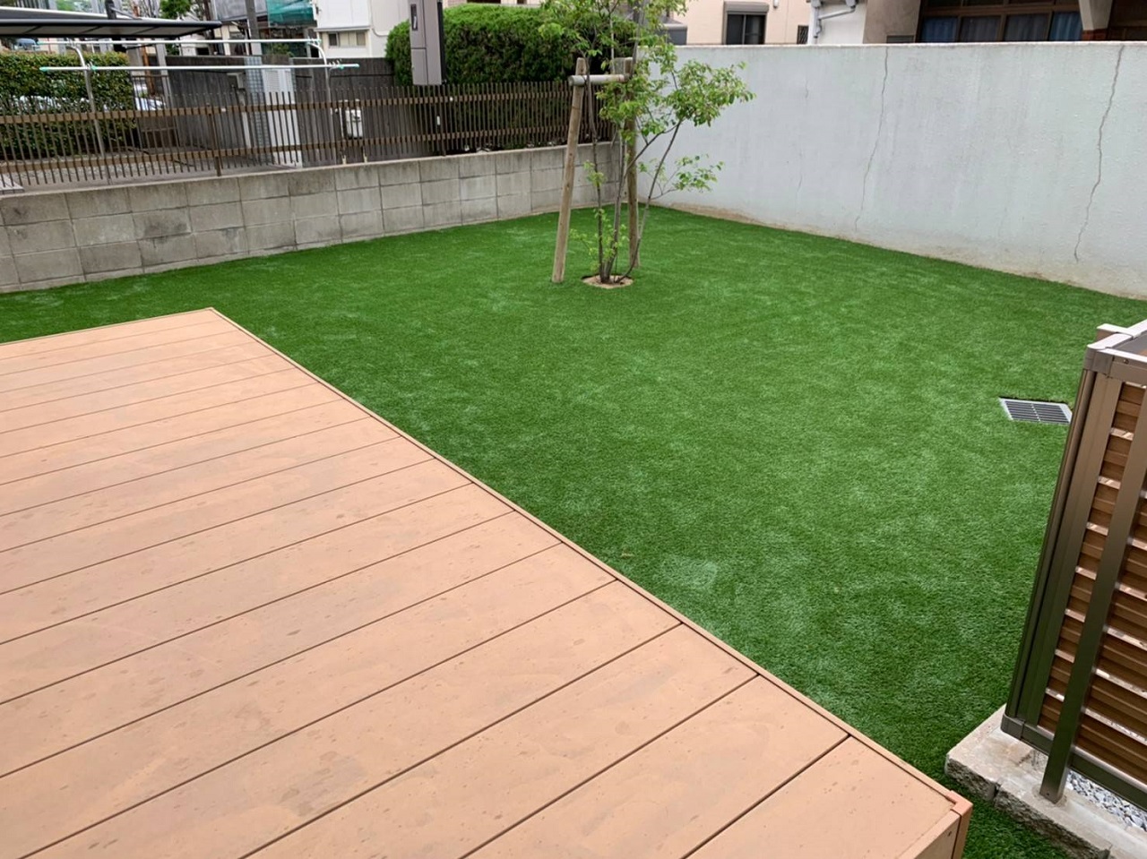 一年中綺麗が保てる人工芝のお庭