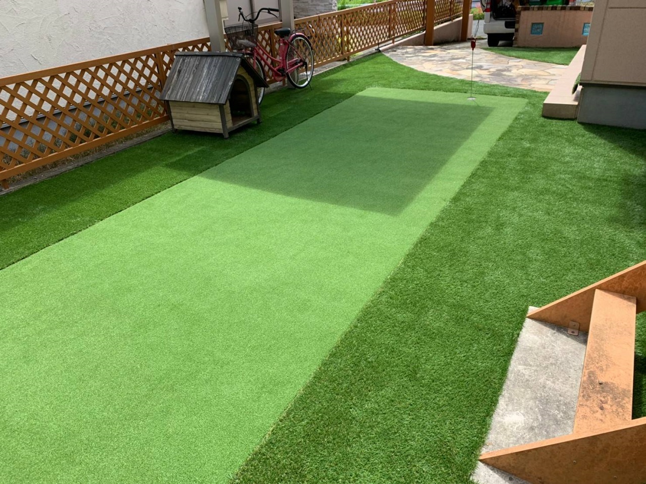 ゴルフが楽しめる人工芝のお庭