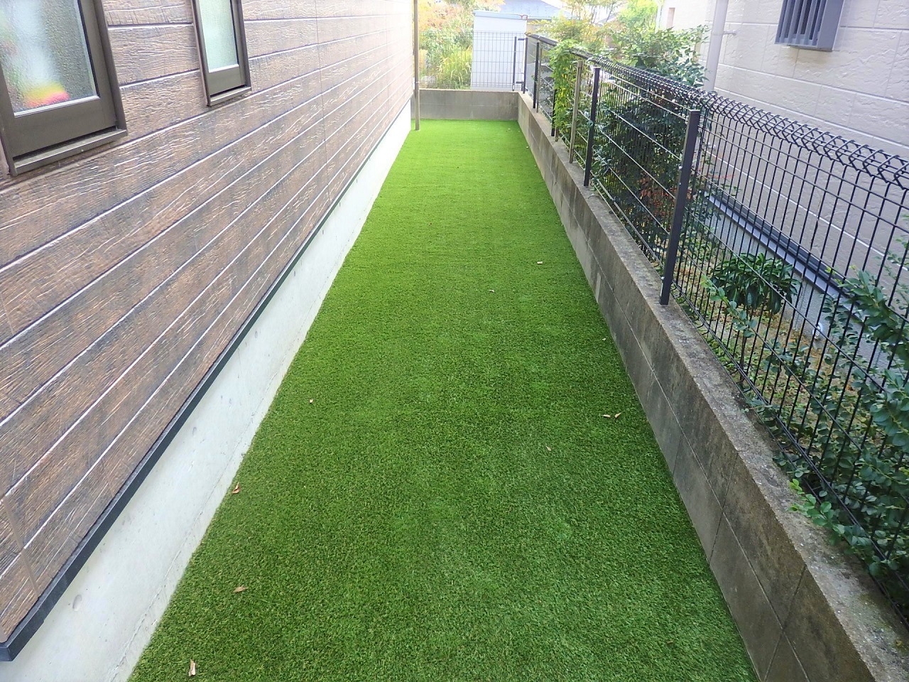 綺麗な人工芝のお家周り